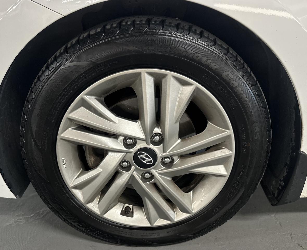 2020 Hyundai Elantra Preferred IVT|BSM|HEATED STEERING WHEEL|HEATED SEATS|APPLE CARPLAY| Photo