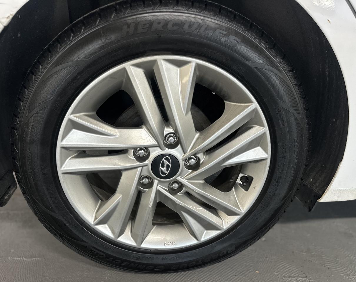 2020 Hyundai Elantra Preferred IVT|BSM|HEATED STEERING WHEEL|HEATED SEATS|APPLE CARPLAY| Photo