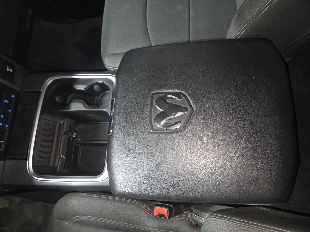 2021 RAM 1500 Classic Warlock 4x4 Crew Cab 5'7" Box|SLT|LOW KM|APPLE CARPLAY/ANDROID AUTO|REMOTE STARTER| Photo