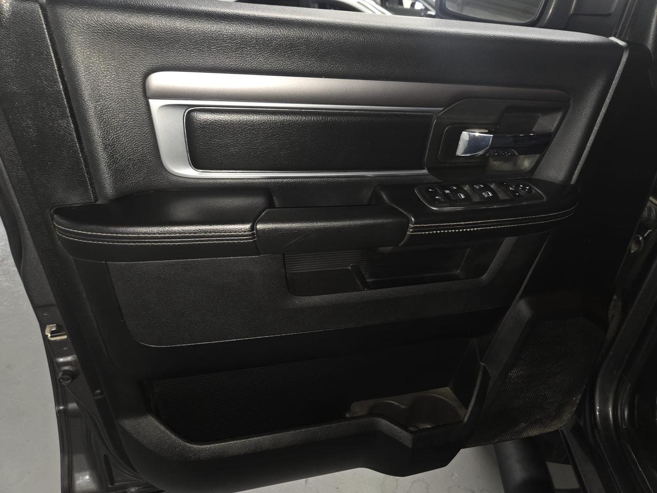 2021 RAM 1500 Classic Warlock 4x4 Crew Cab 5'7" Box|SLT|LOW KM|APPLE CARPLAY/ANDROID AUTO|REMOTE STARTER| Photo