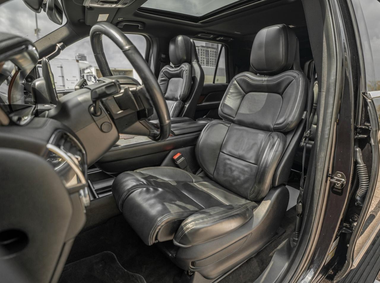 2020 Lincoln Navigator L Reserve 4x4 | One Owner | Clean CARFAX | Regular Service History | 7 Passenger Photo
