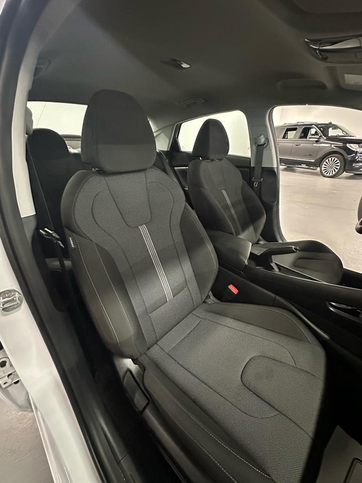 2023 Hyundai Elantra Essential | One Owner Photo