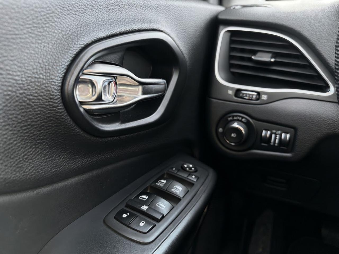 2021 Jeep Cherokee Trailhawk Photo