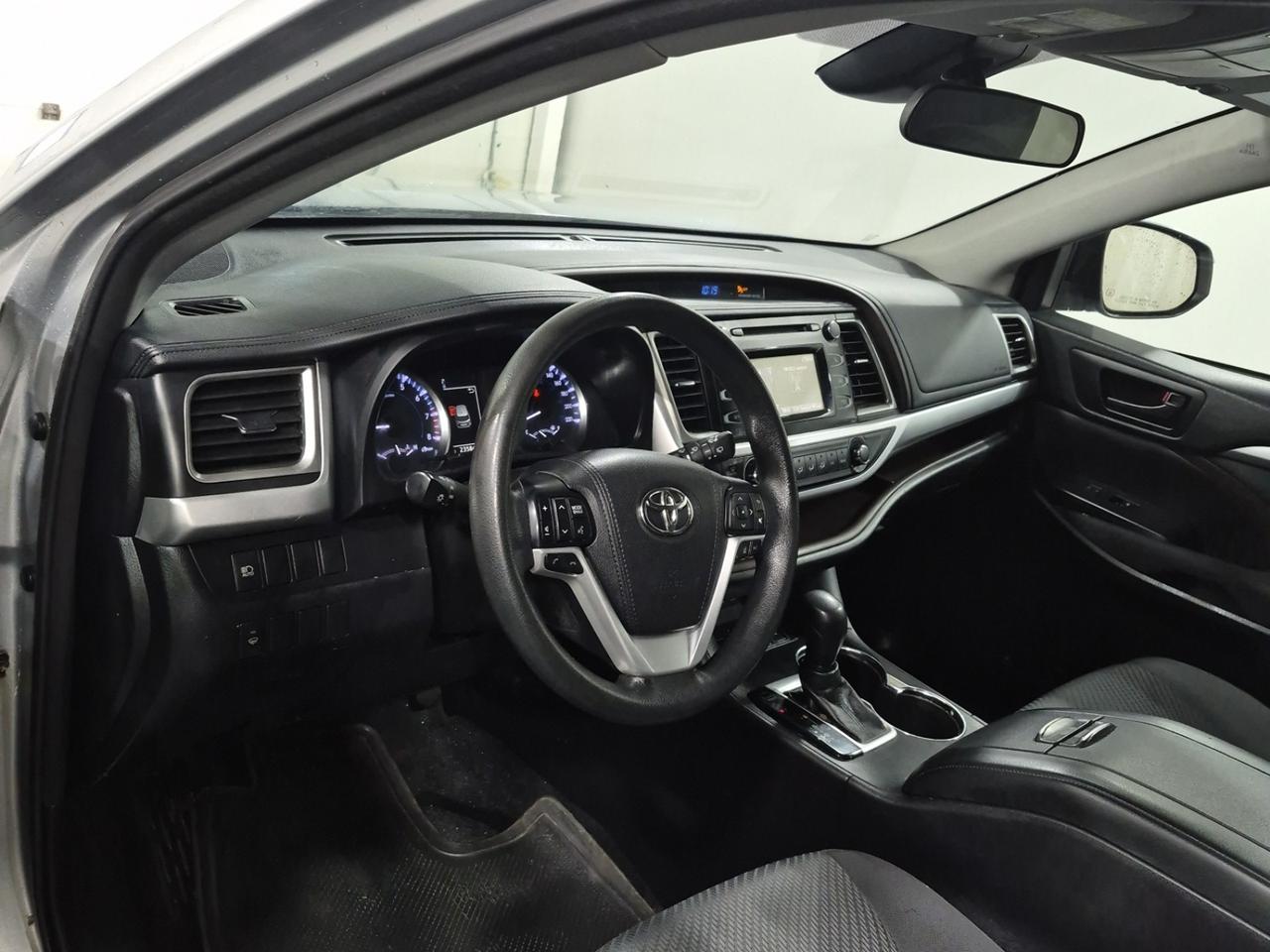 2017 Toyota Highlander LE - Photo #6