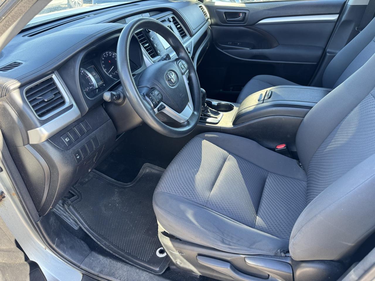 2017 Toyota Highlander LE Photo