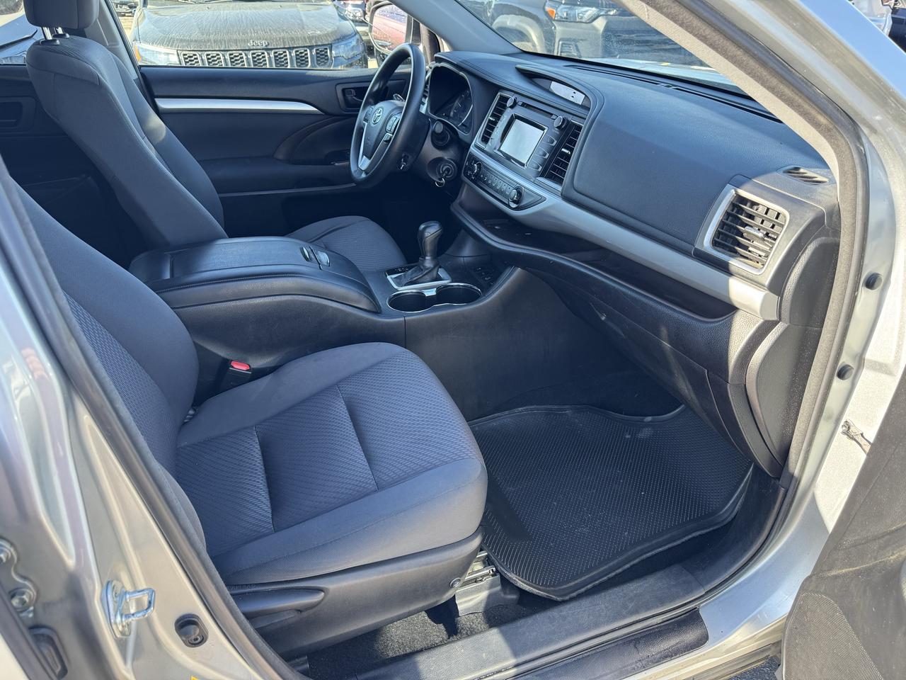 2017 Toyota Highlander LE Photo