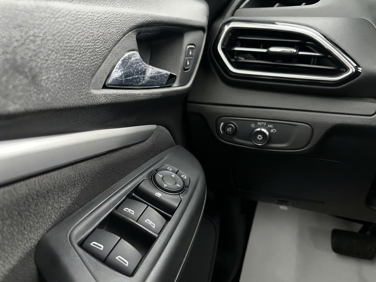 2023 Chevrolet Bolt EUV LT Photo