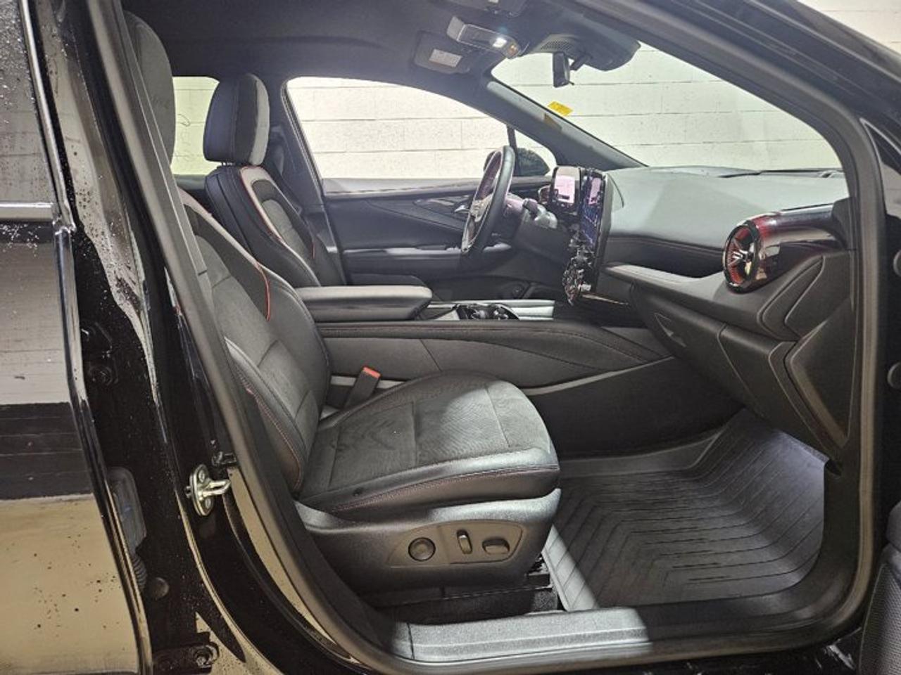 2024 Chevrolet Blazer EV eAWD RS | Split Leather | Heated + Cooled Seats | Adaptive Cruise | Remote Start | BSM and More ! Photo2