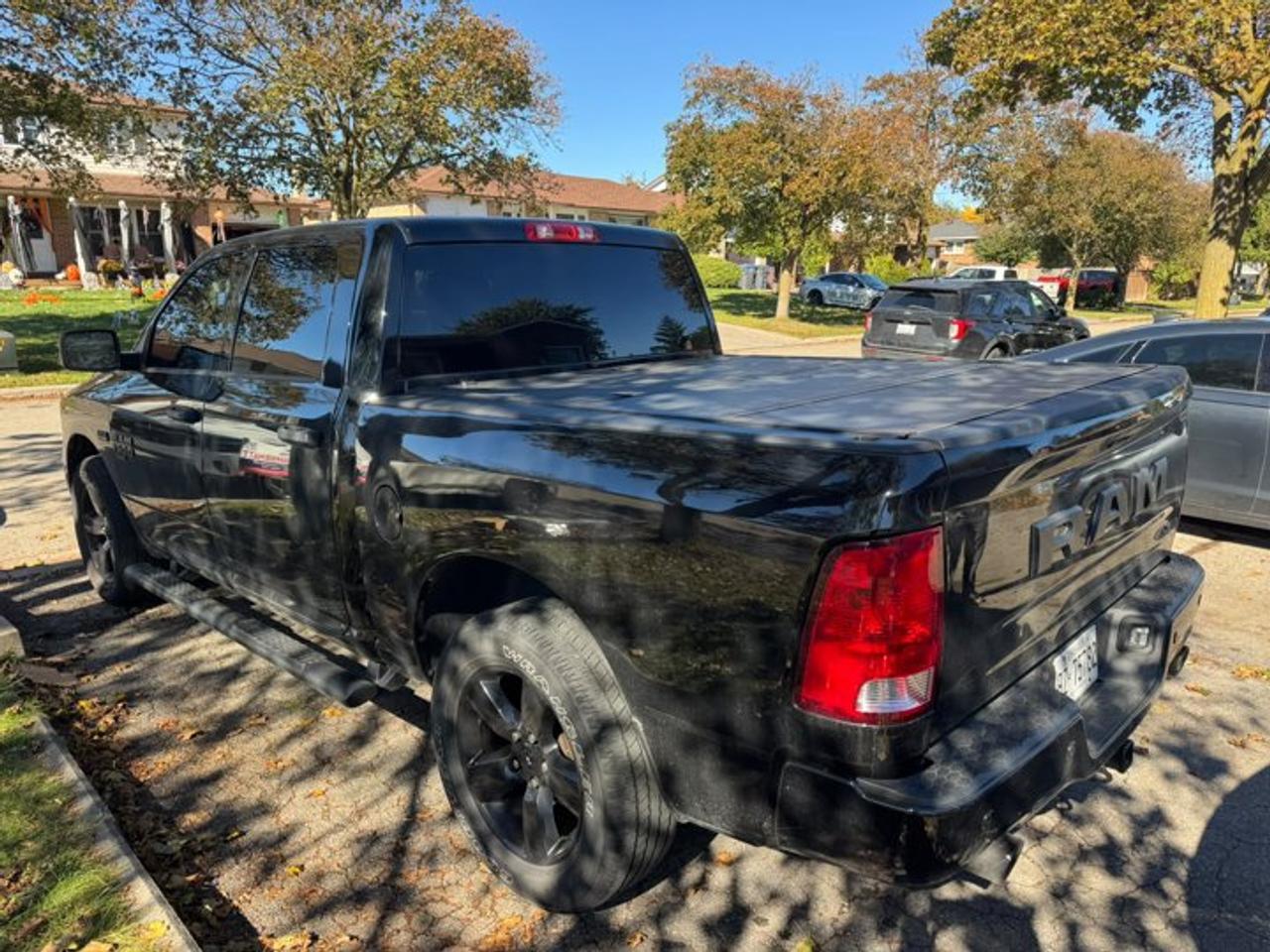 2023 RAM 1500 Classic Express Crew Cab 5.7L Hemi 4x4 | Night Edition | Sport Hood | Bucket Seats | Wheel Group & More ! Photo