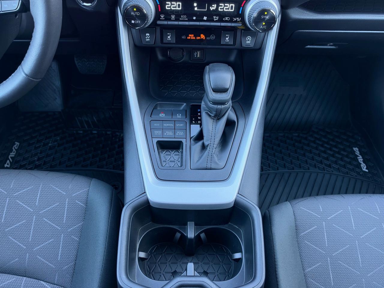 2024 Toyota RAV4 XLE AWD-ONE OWNER-BOUGHT+SERVICED HERE! Photo