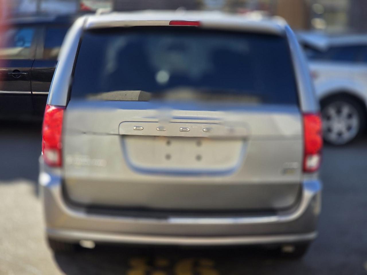 2014 Dodge Grand Caravan SXT Photo2