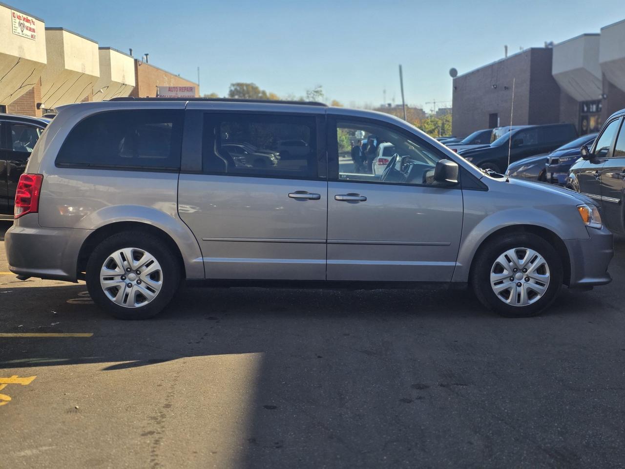 2014 Dodge Grand Caravan SXT Photo3