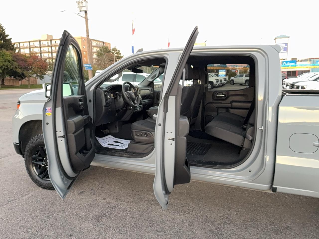 2024 Chevrolet Silverado 1500 CustomTraiBoss 4WD Z71 CrewCab 5.3L 8cyl 6'7"Box Photo