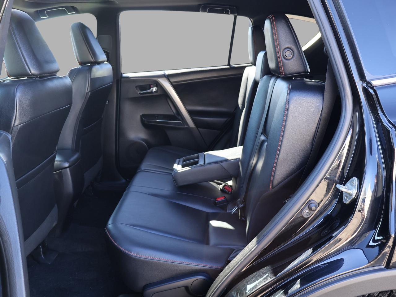 2018 Toyota RAV4 SE AWD CERTIFIED CAMERA NAV BLUETOOTH LEATHER HEATED SEATS SUNROOF CRUISE ALLOYS Photo