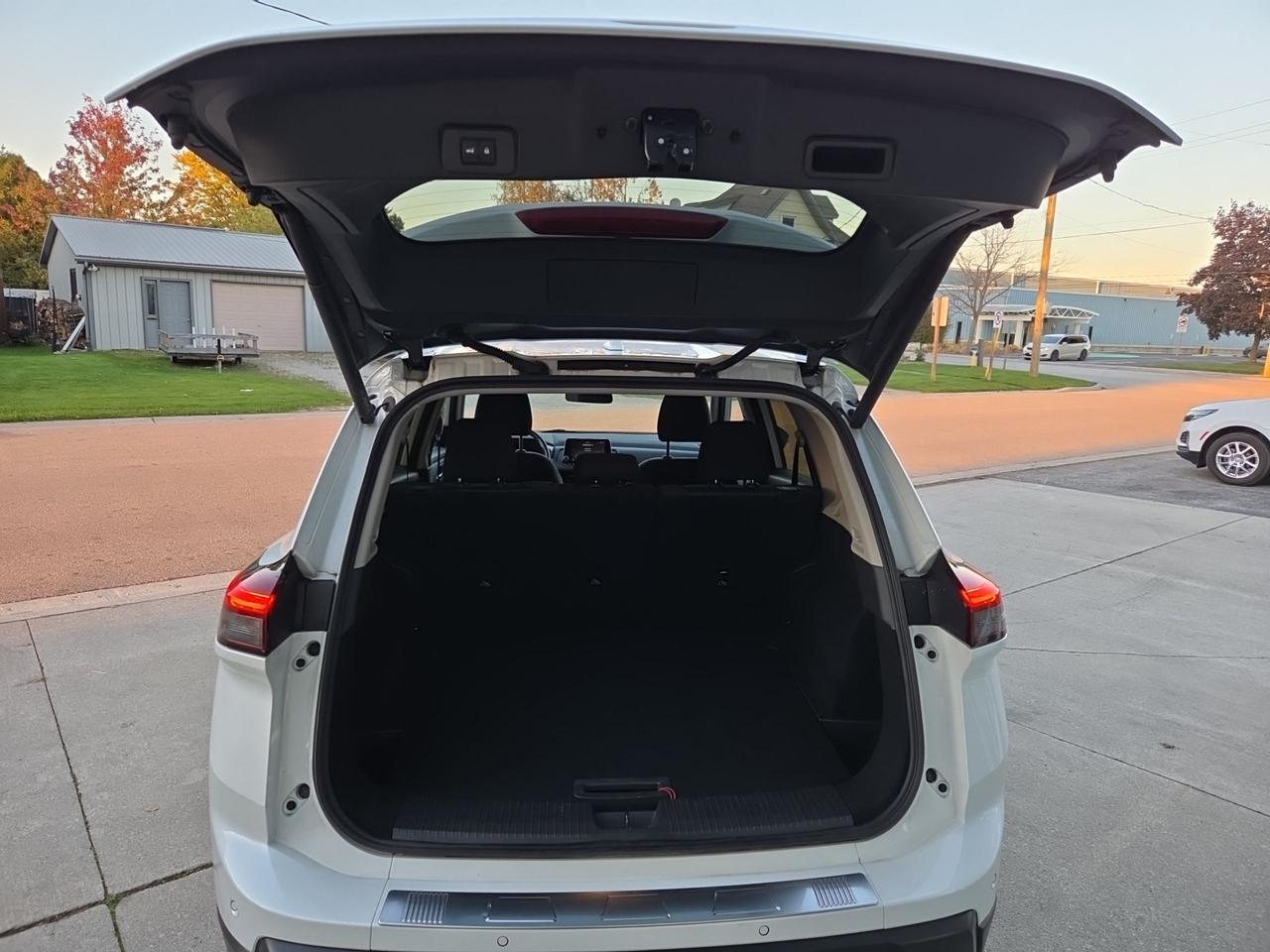 2024 Nissan Rogue SV MOONROOF Photo4