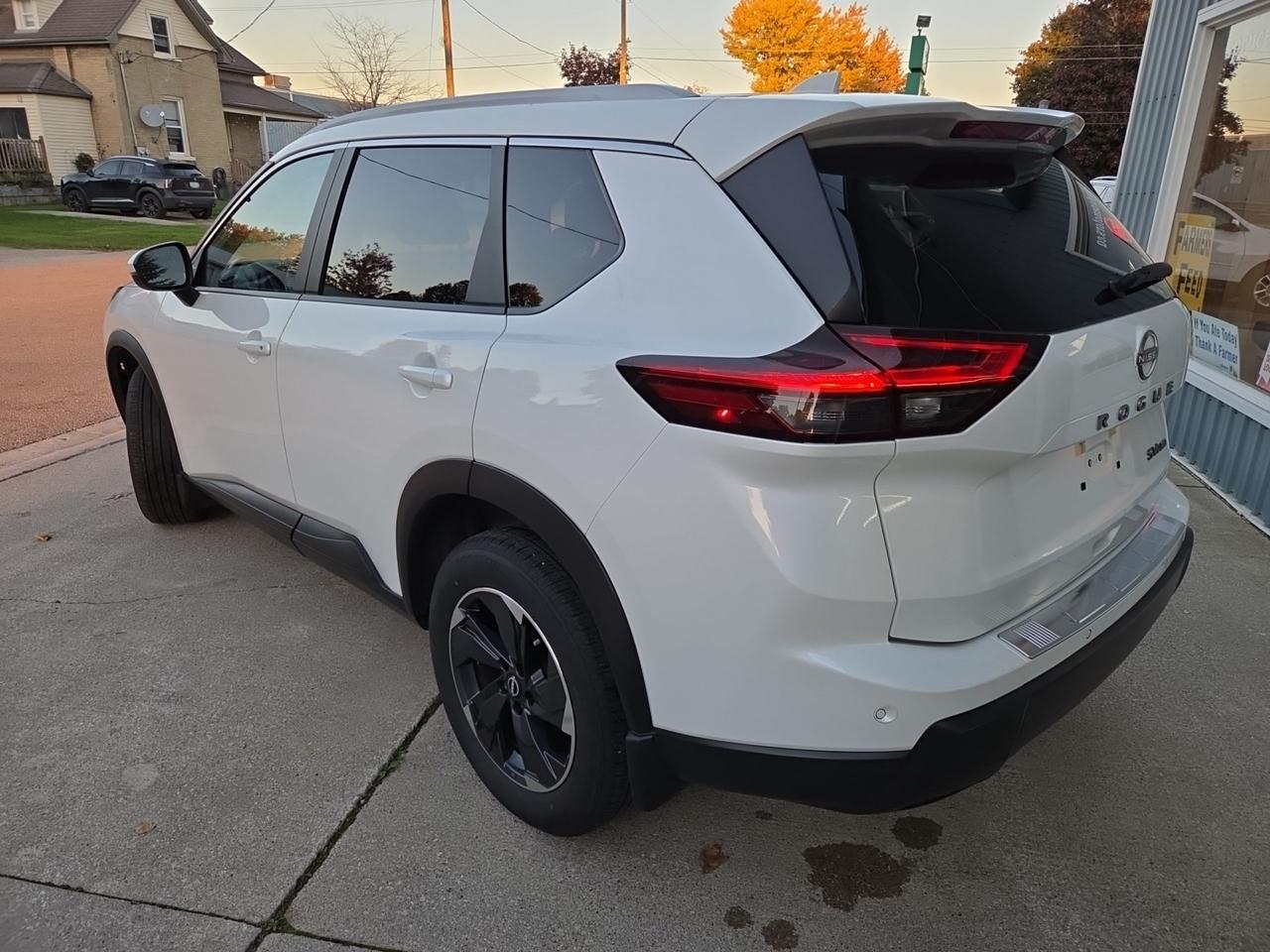 2024 Nissan Rogue SV MOONROOF Photo