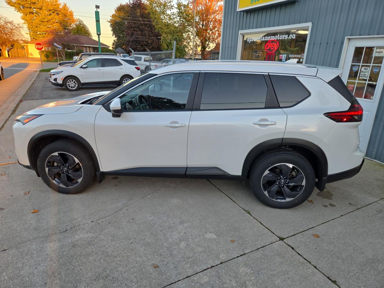 2024 Nissan Rogue SV MOONROOF Photo
