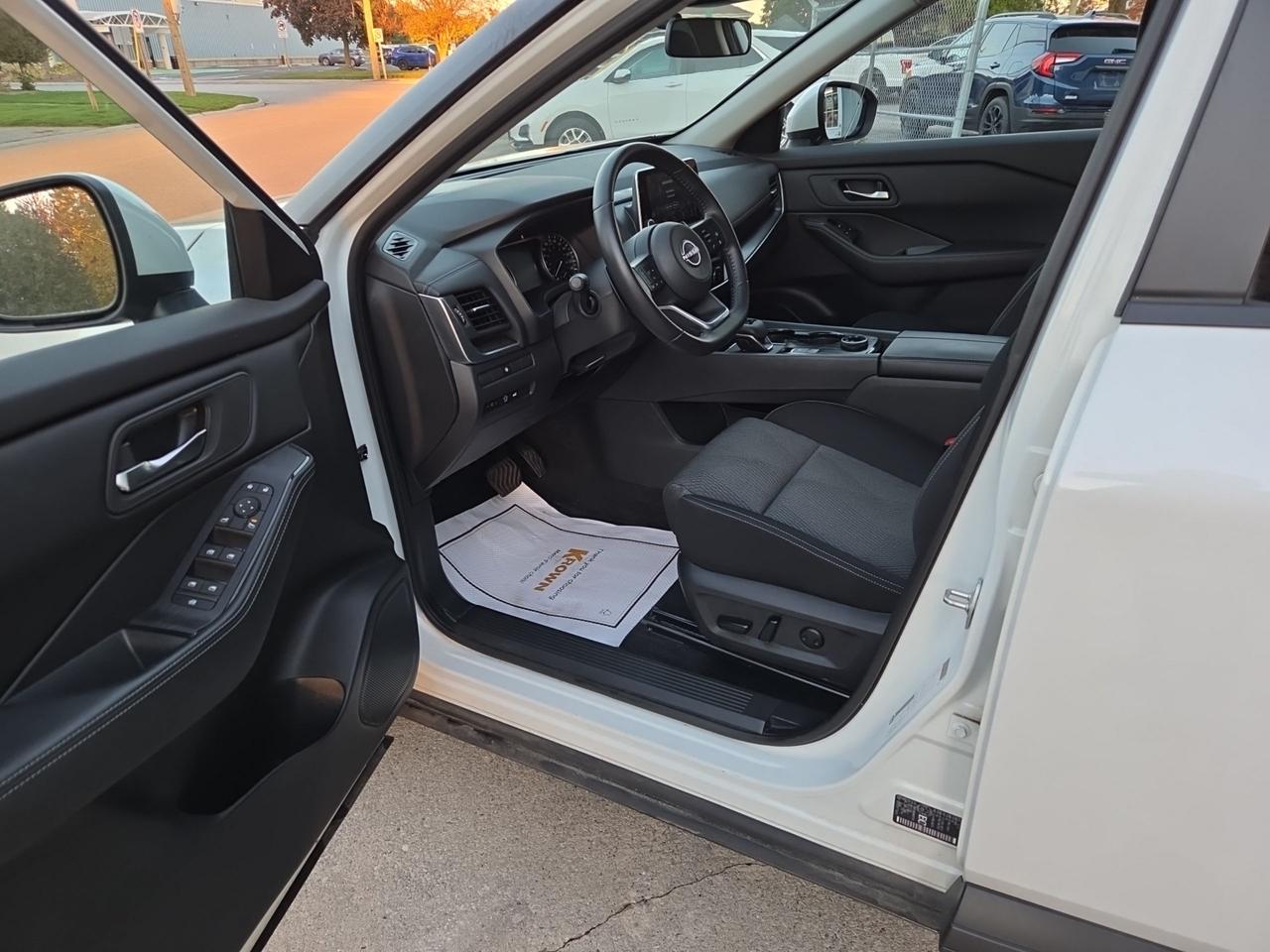 2024 Nissan Rogue SV MOONROOF Photo