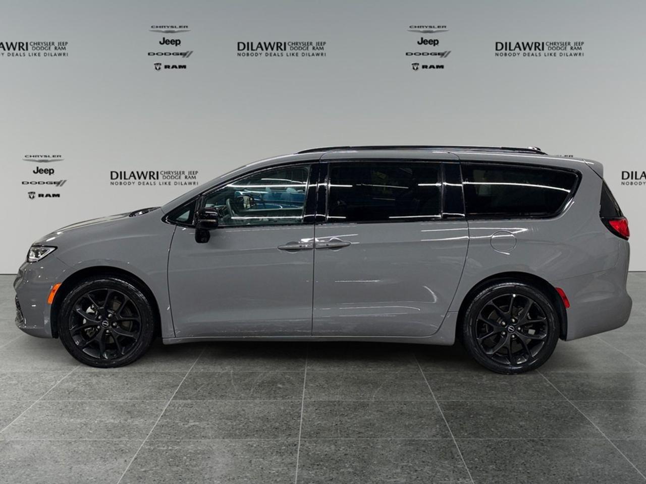 2025 Chrysler Pacifica Limited FWD Photo1