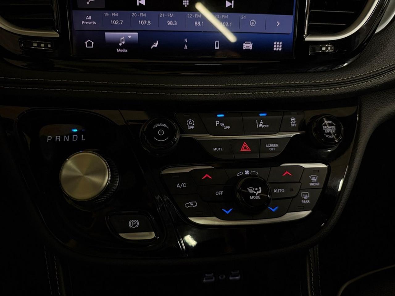 2025 Chrysler Pacifica Limited FWD Photo
