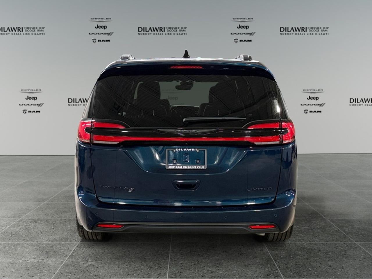 2025 Chrysler Pacifica Limited FWD Photo3