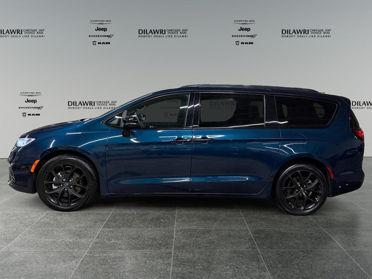 2025 Chrysler Pacifica Limited FWD Photo1