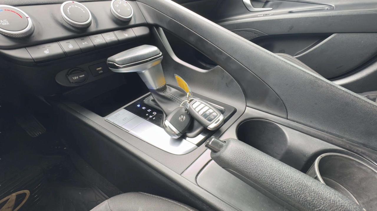 2021 Hyundai Elantra Preferred IVT Photo