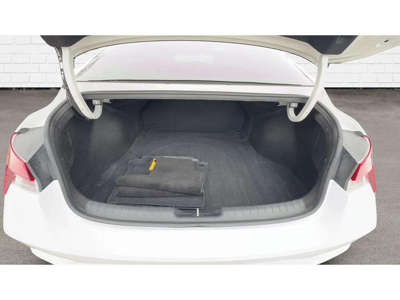 2021 Hyundai Elantra Preferred IVT Photo