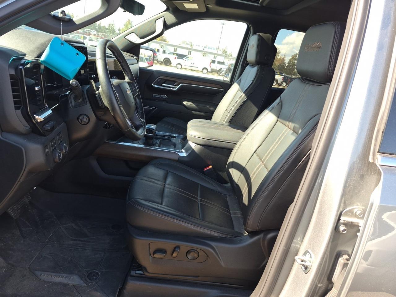 2023 Chevrolet Silverado 1500 High Country 5.3L V8/ROOF/LEATHER/TECH/MULTI/20KM/OFF GM LEASE! Photo
