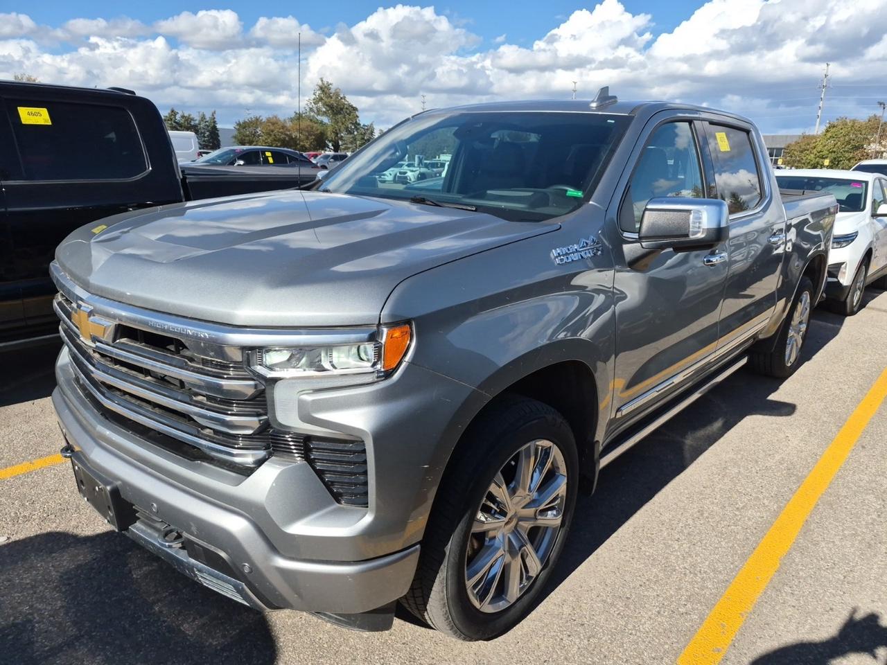 2023 Chevrolet Silverado 1500 High Country 5.3L V8/ROOF/LEATHER/TECH/MULTI/20KM/OFF GM LEASE! Photo0