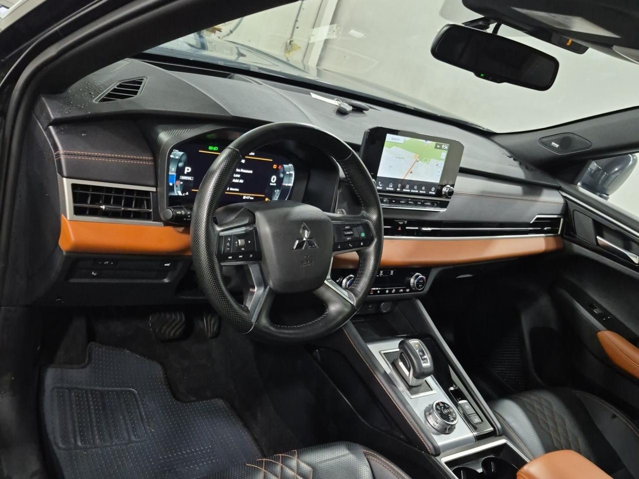 2024 Mitsubishi Outlander GT PREMIUM/AWD/BOSE HUD/360CAM/LEATHER/PANO ROOF/OFF LEASE! Photo