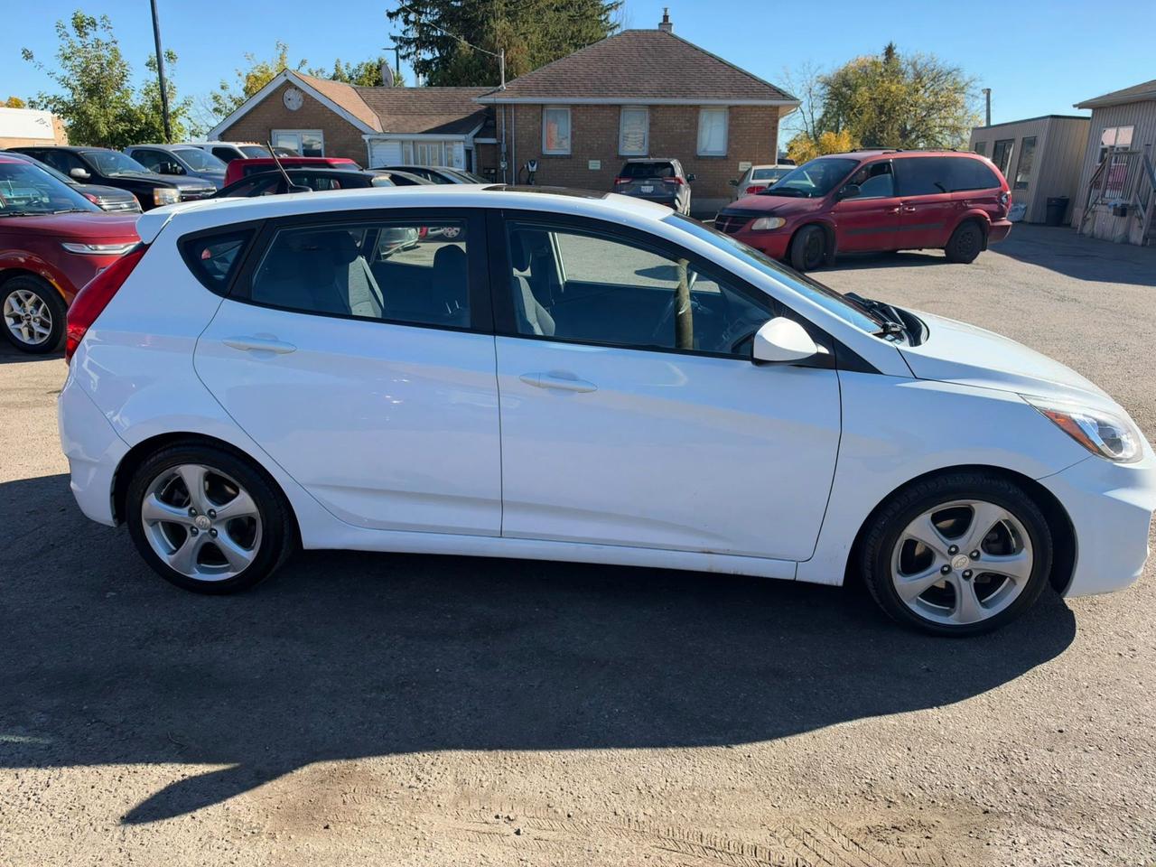 2017 Hyundai Accent SE, SUNROOF, ALLOYS, WINTER TIRES, CERTIFIED Photo