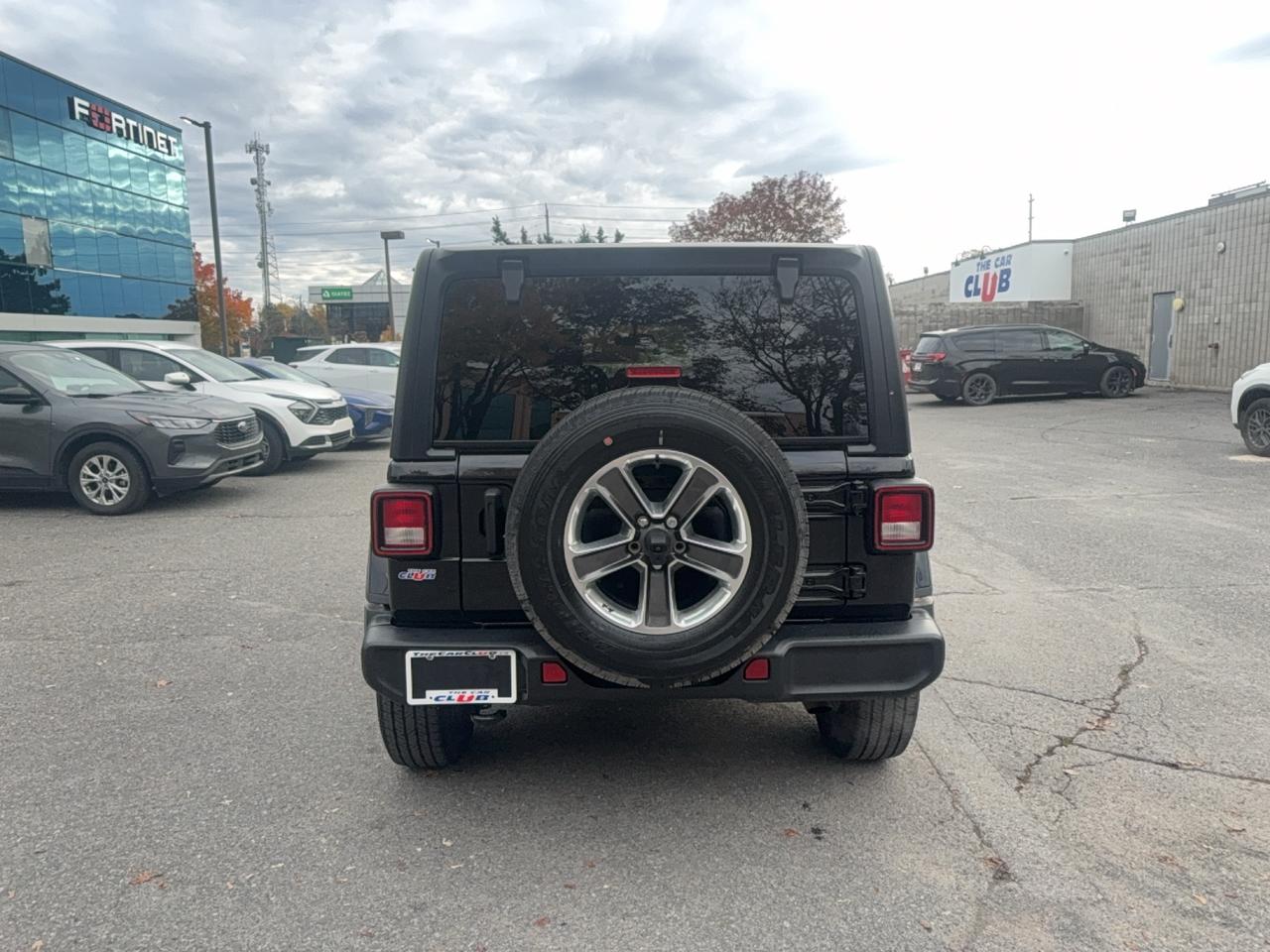2021 Jeep Wrangler Unlimited Sahara Photo3