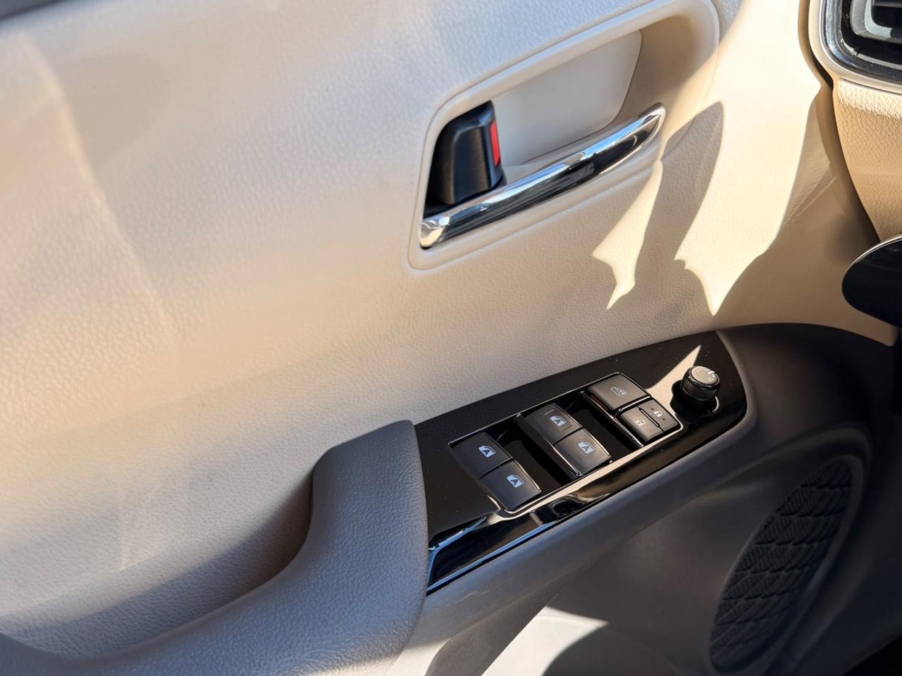 2018 Toyota Prius Auto Photo