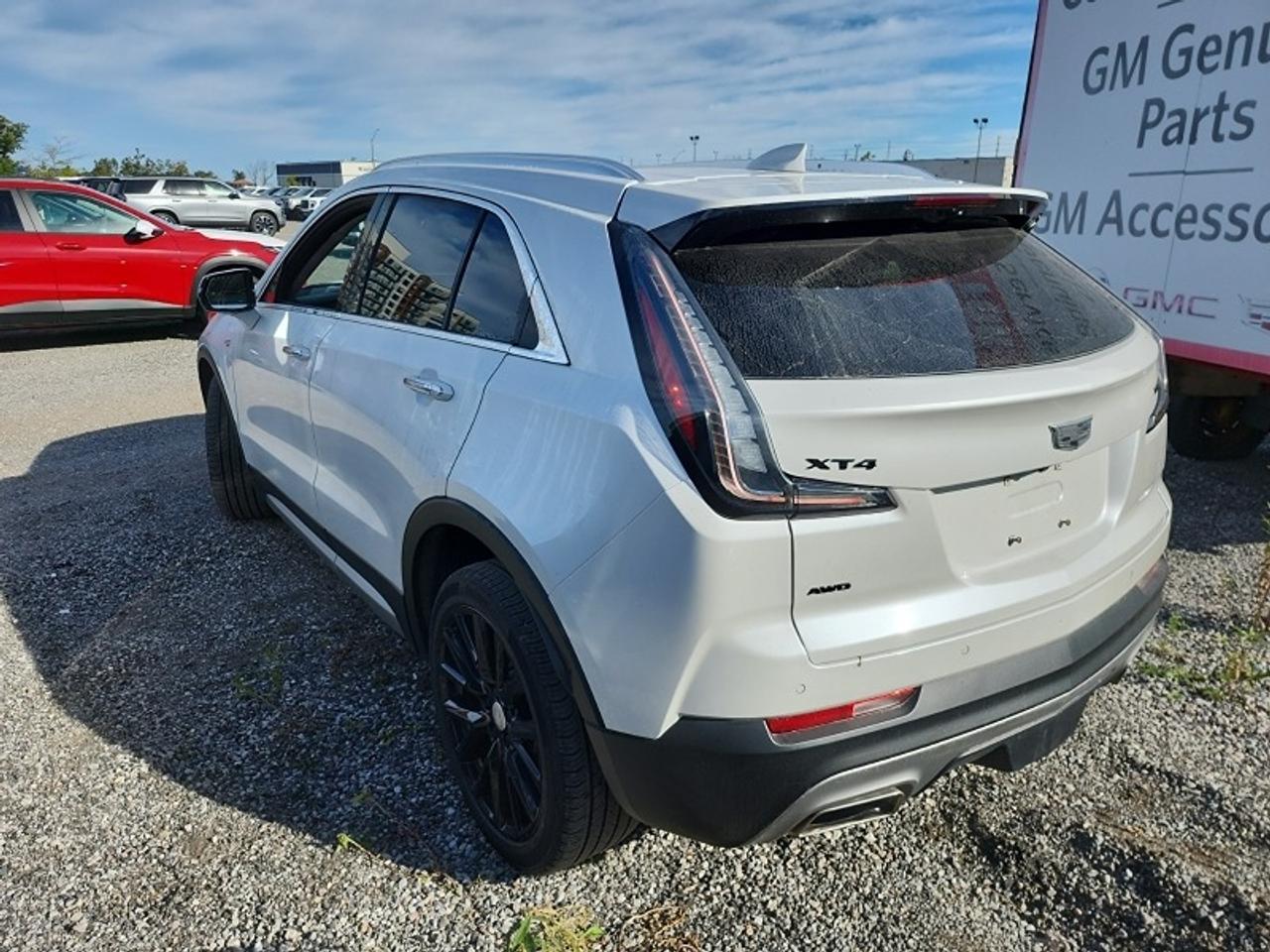 2023 Cadillac XT4 PREMIUM LUXURY - MASSAGE SEATS, NAV, HUD & MORE! - Photo #2