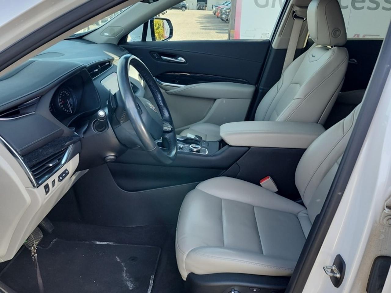 2023 Cadillac XT4 PREMIUM LUXURY - MASSAGE SEATS, NAV, HUD & MORE! - Photo #10