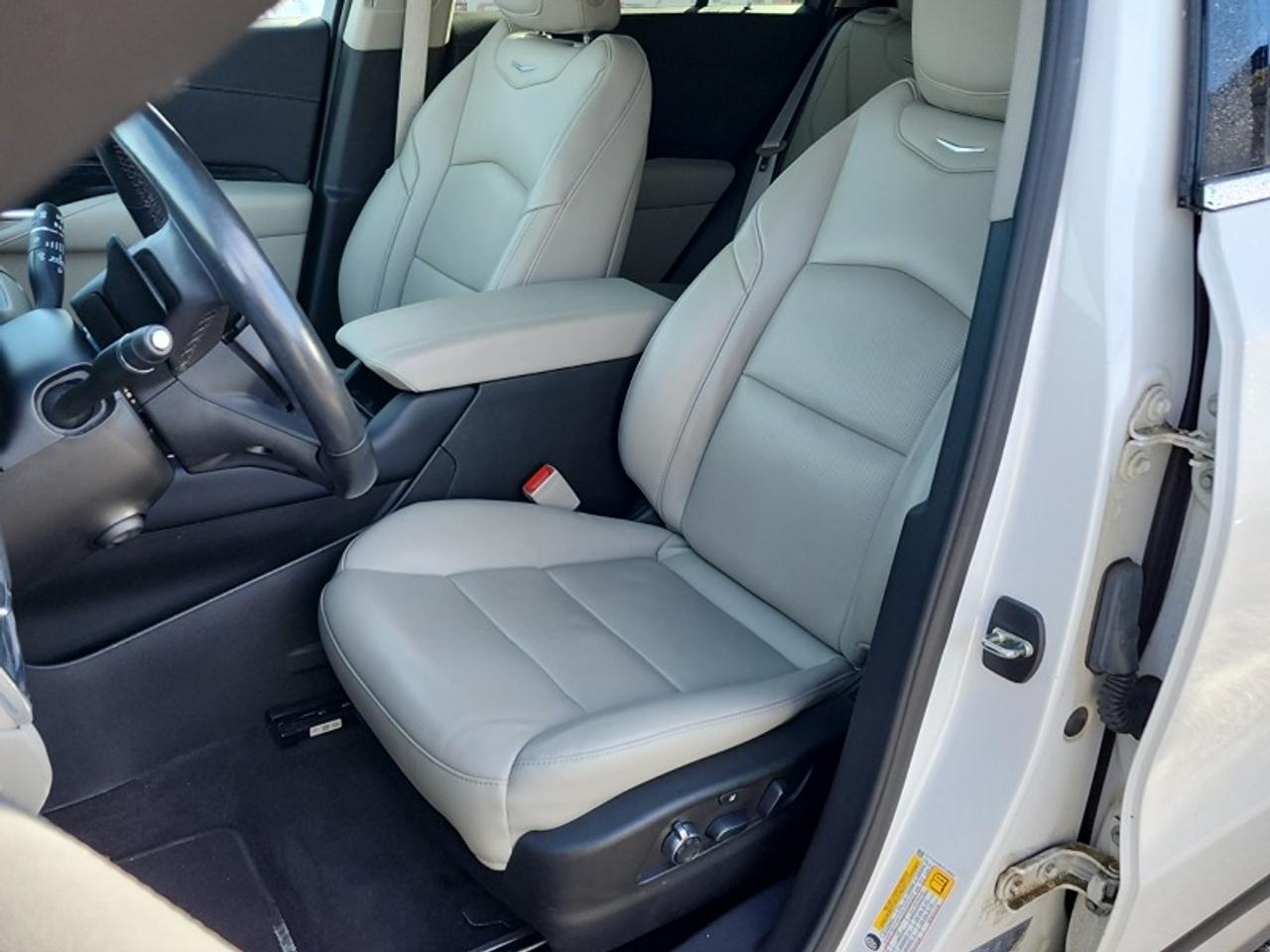 2023 Cadillac XT4 PREMIUM LUXURY - MASSAGE SEATS, NAV, HUD & MORE! Photo