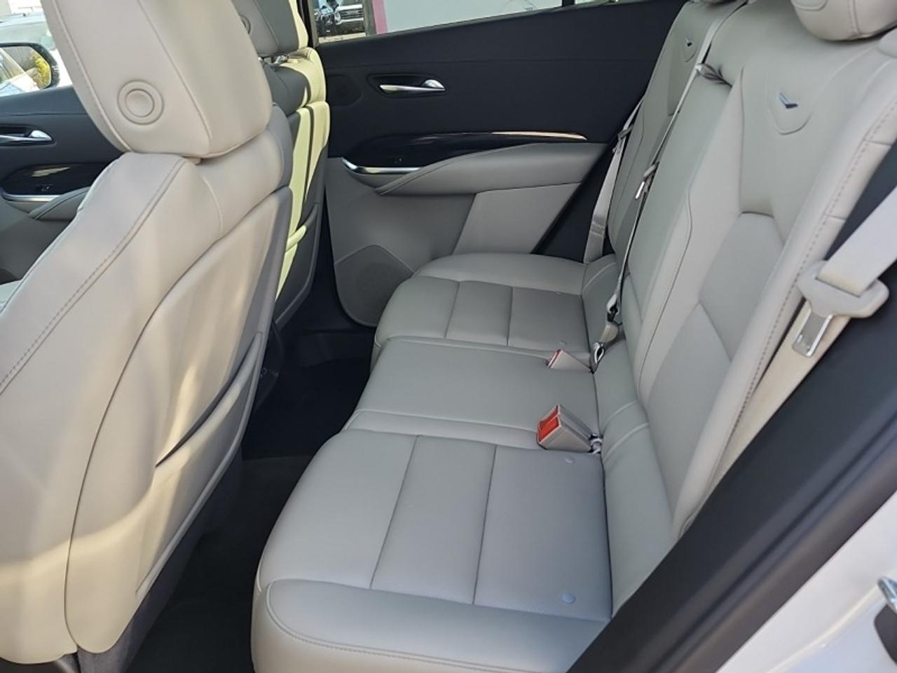 2023 Cadillac XT4 PREMIUM LUXURY - MASSAGE SEATS, NAV, HUD & MORE! - Photo #17