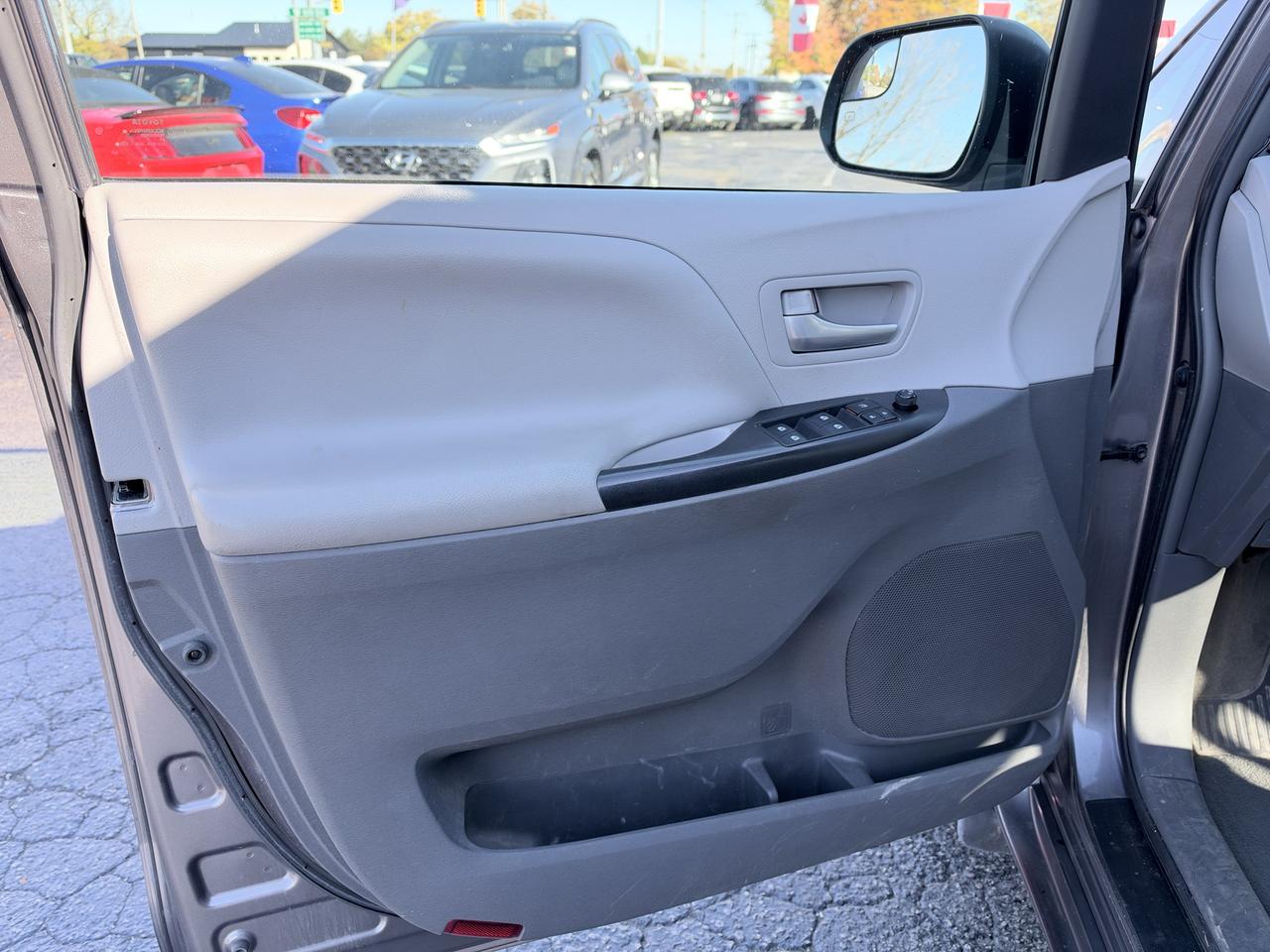 2017 Toyota Sienna LE Photo