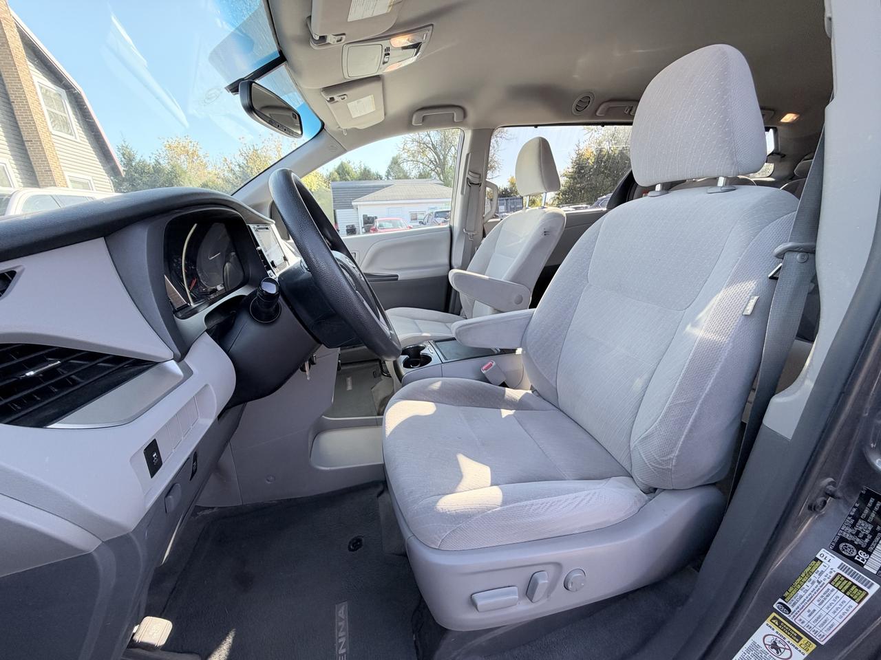 2017 Toyota Sienna LE Photo