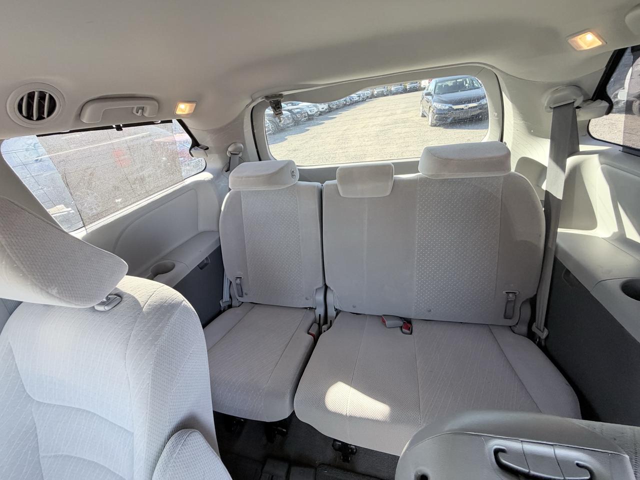 2017 Toyota Sienna LE Photo