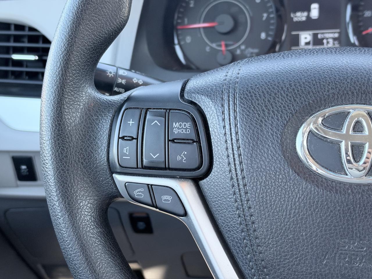 2017 Toyota Sienna LE Photo