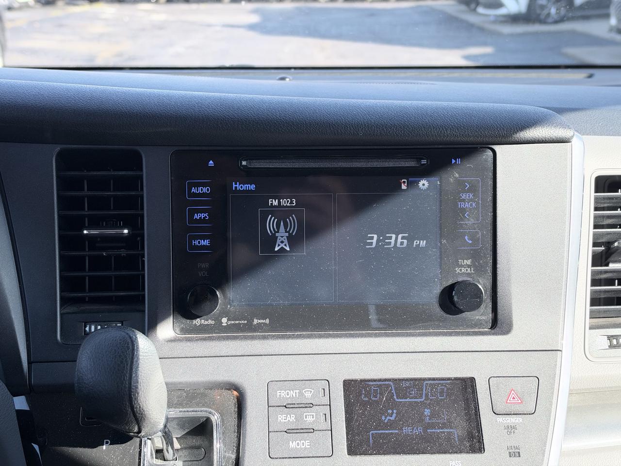2017 Toyota Sienna LE Photo