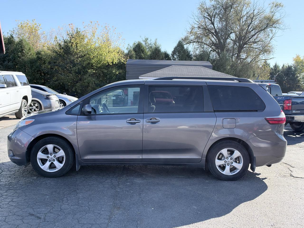 2017 Toyota Sienna LE Photo