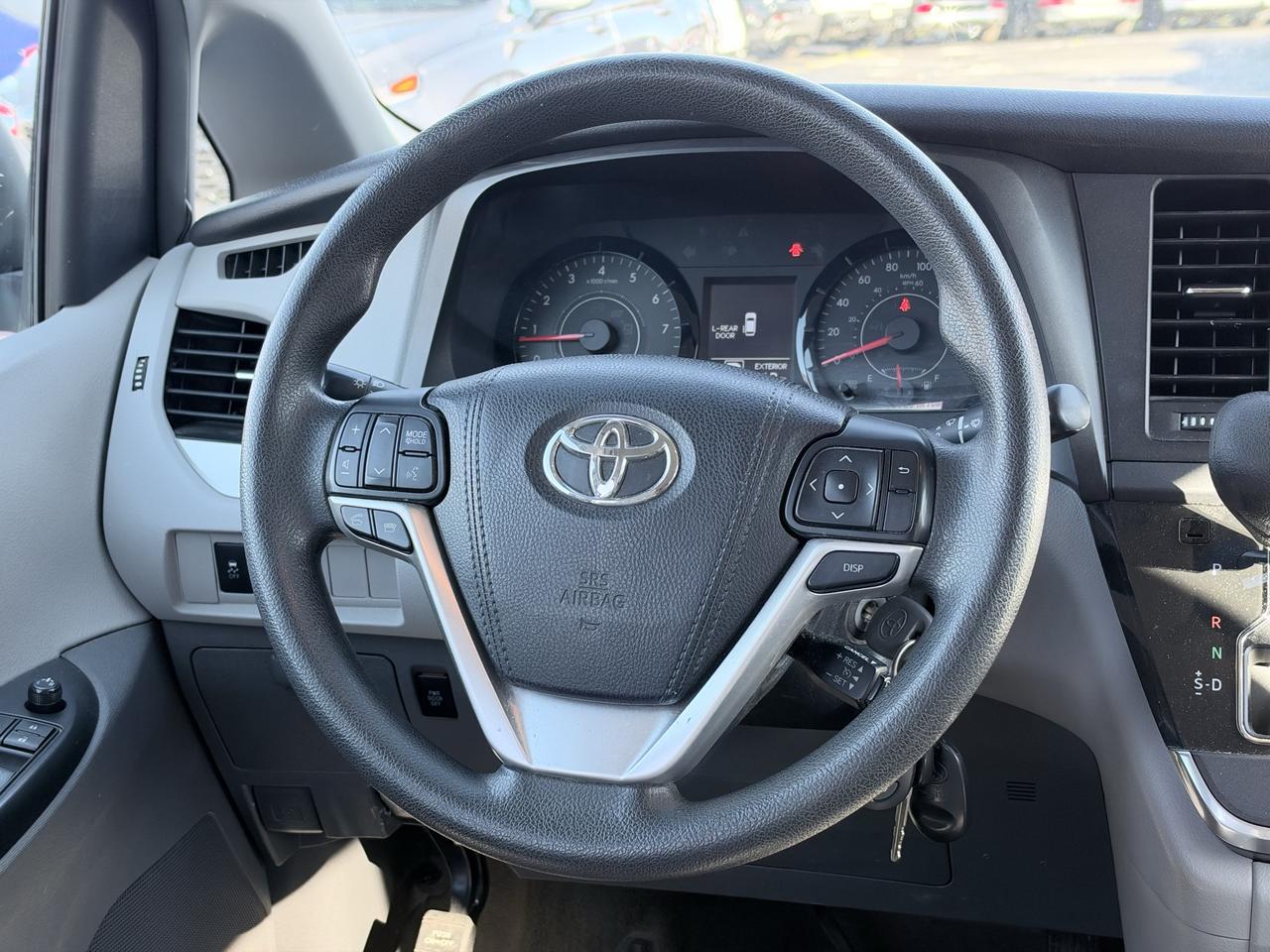 2017 Toyota Sienna LE Photo