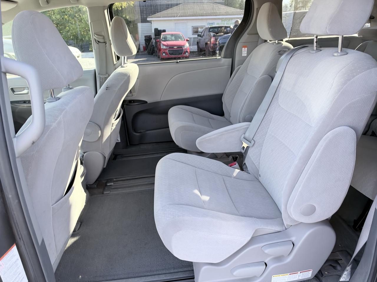 2017 Toyota Sienna LE Photo