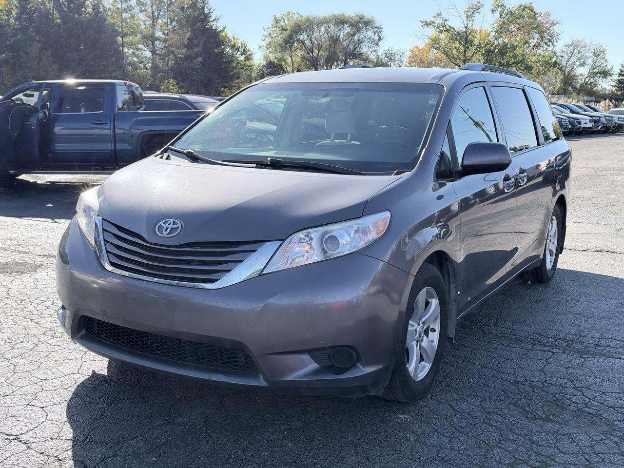 2017 Toyota Sienna LE Photo