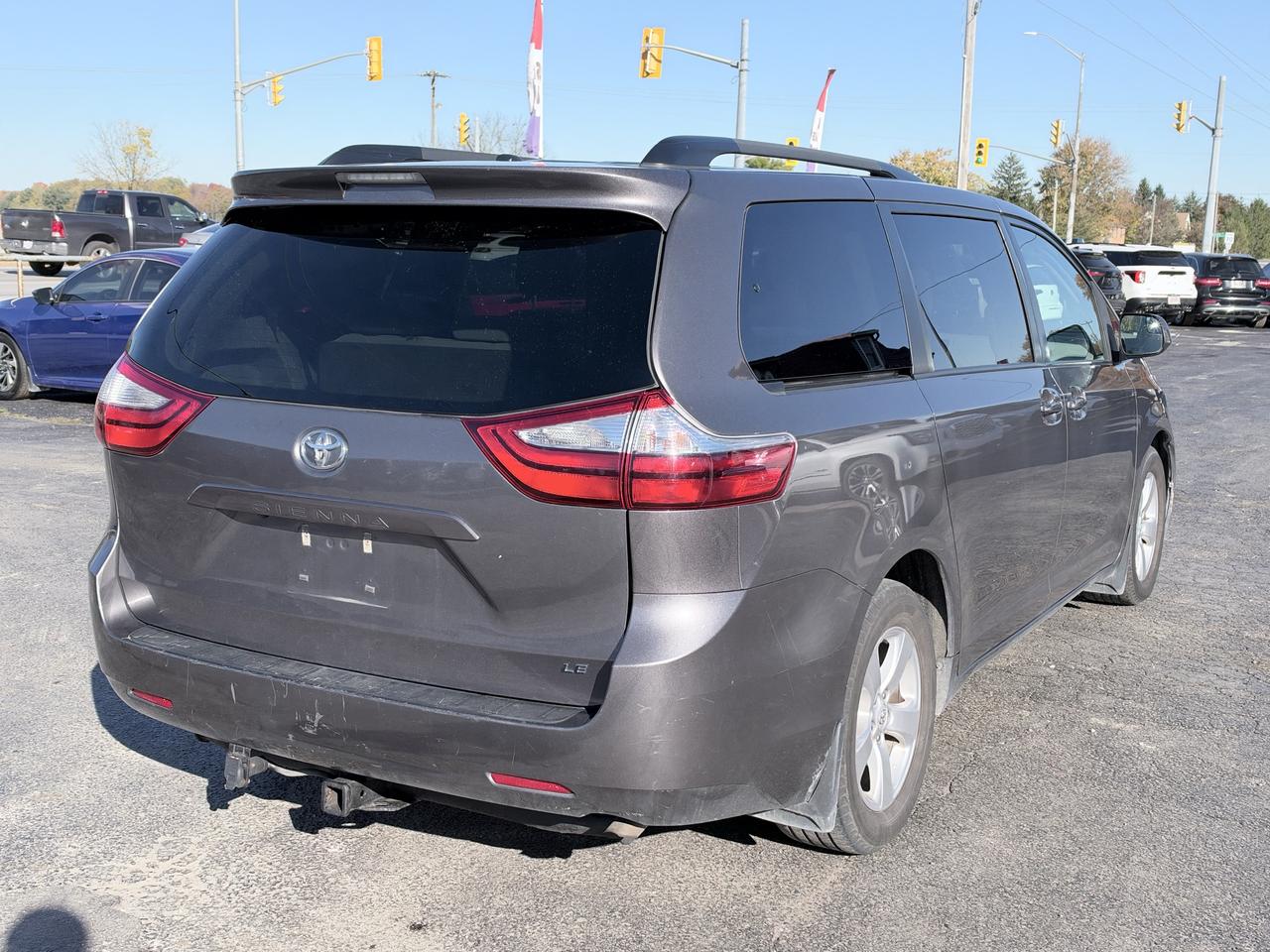 2017 Toyota Sienna LE Photo