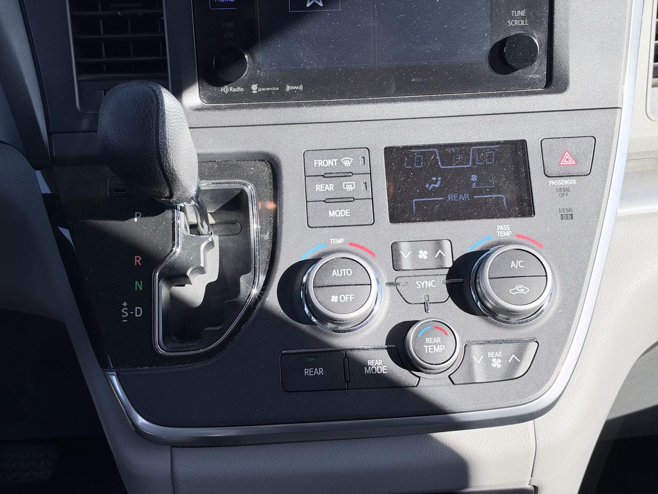 2017 Toyota Sienna LE Photo