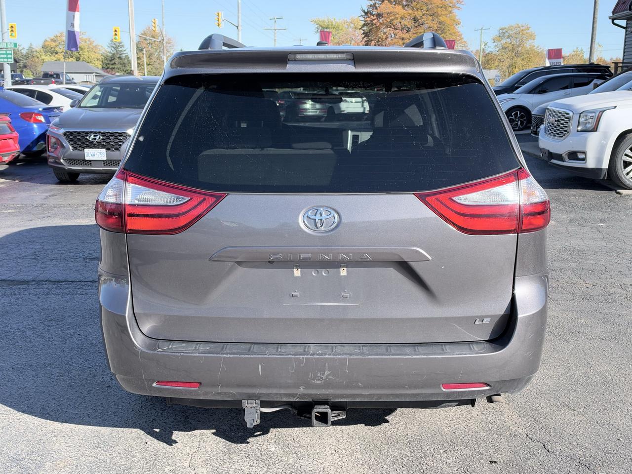 2017 Toyota Sienna LE Photo